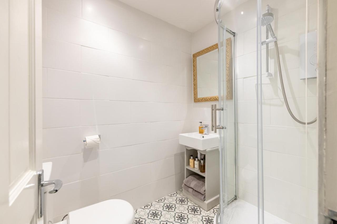 Gorgeous Garden Apartment บาธ ภายนอก รูปภาพ